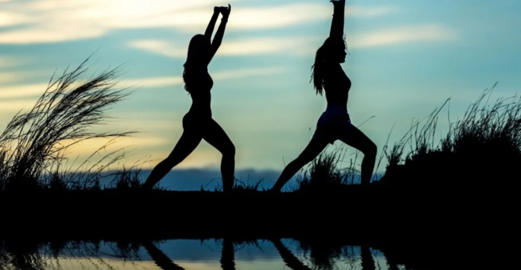 Women_doing_yoga