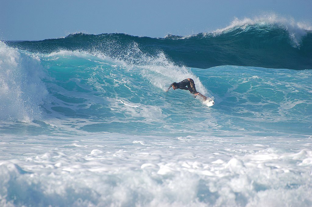 Person_surfing_on_Pipeline_beach